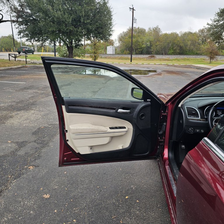 2018 Chrysler 300 Image 9