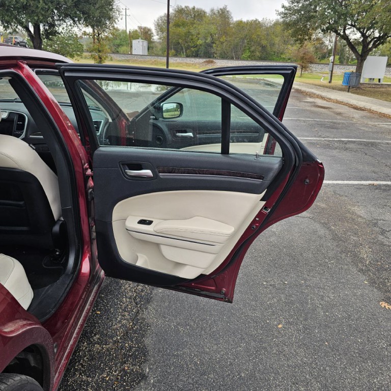 2018 Chrysler 300 Image 16