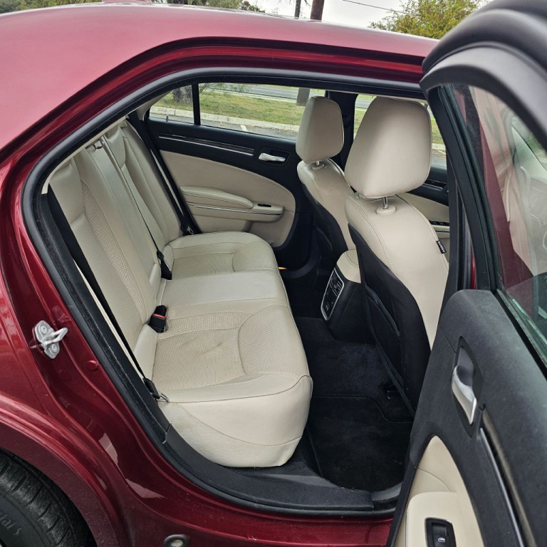 2018 Chrysler 300 Image 17