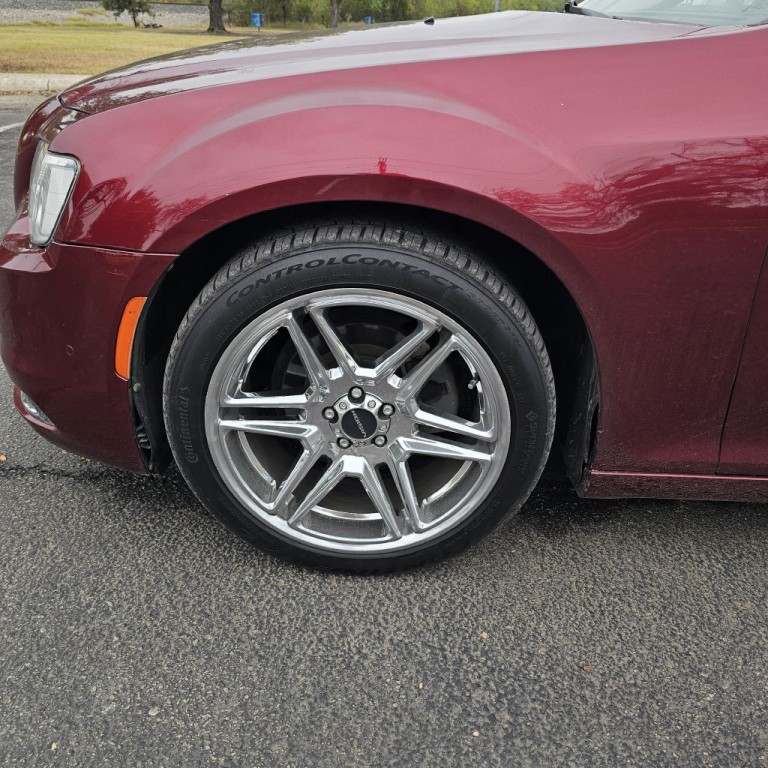 2018 Chrysler 300 Image 25