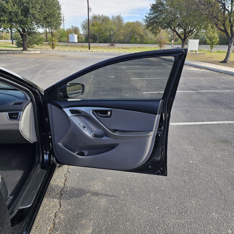 2012 Hyundai Elantra Image 16
