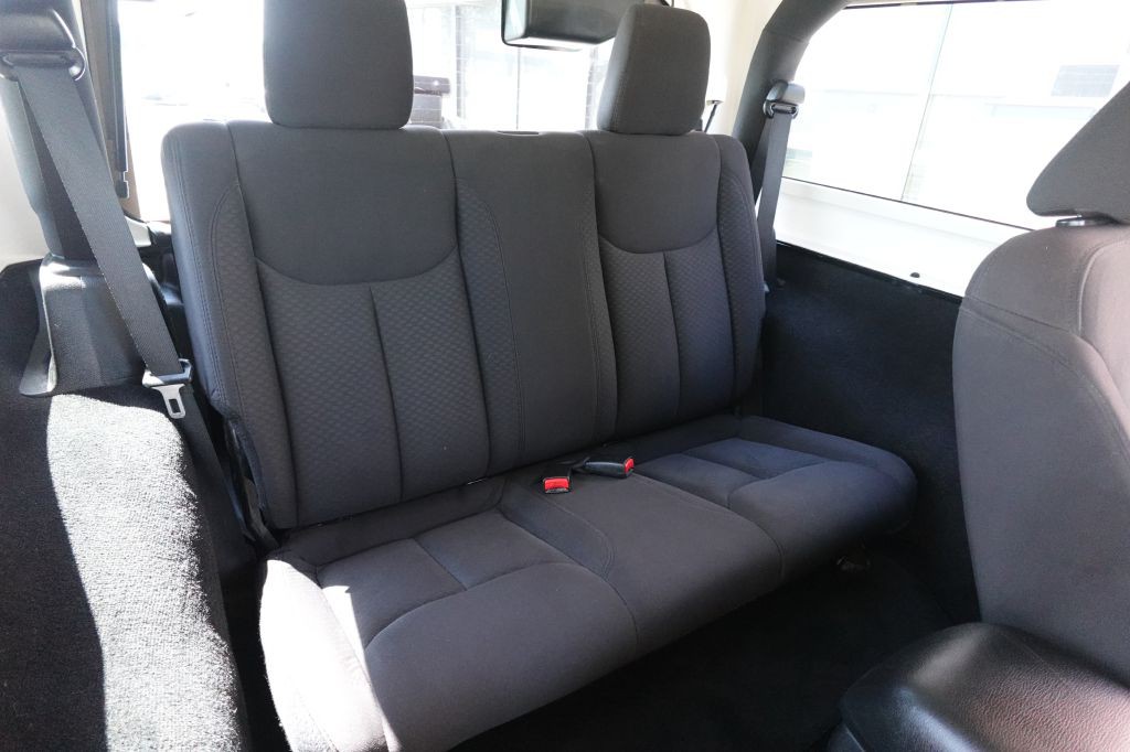 2013 Jeep Wrangler Image 12
