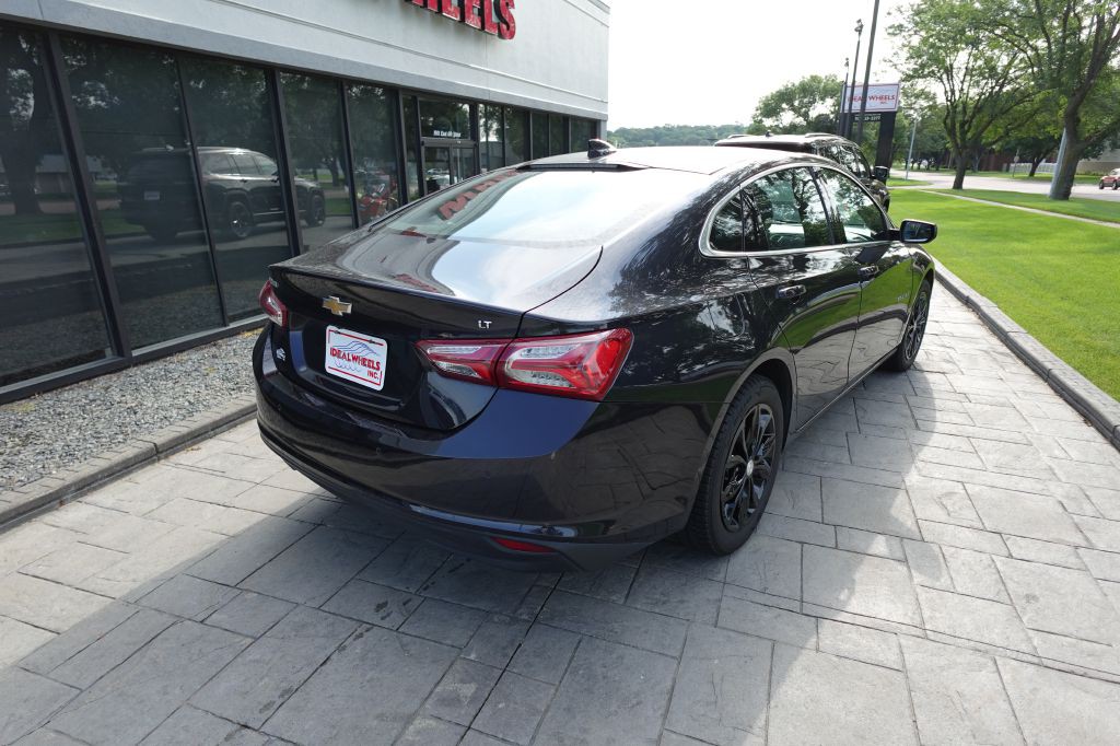 2022 Chevrolet Malibu Image 2