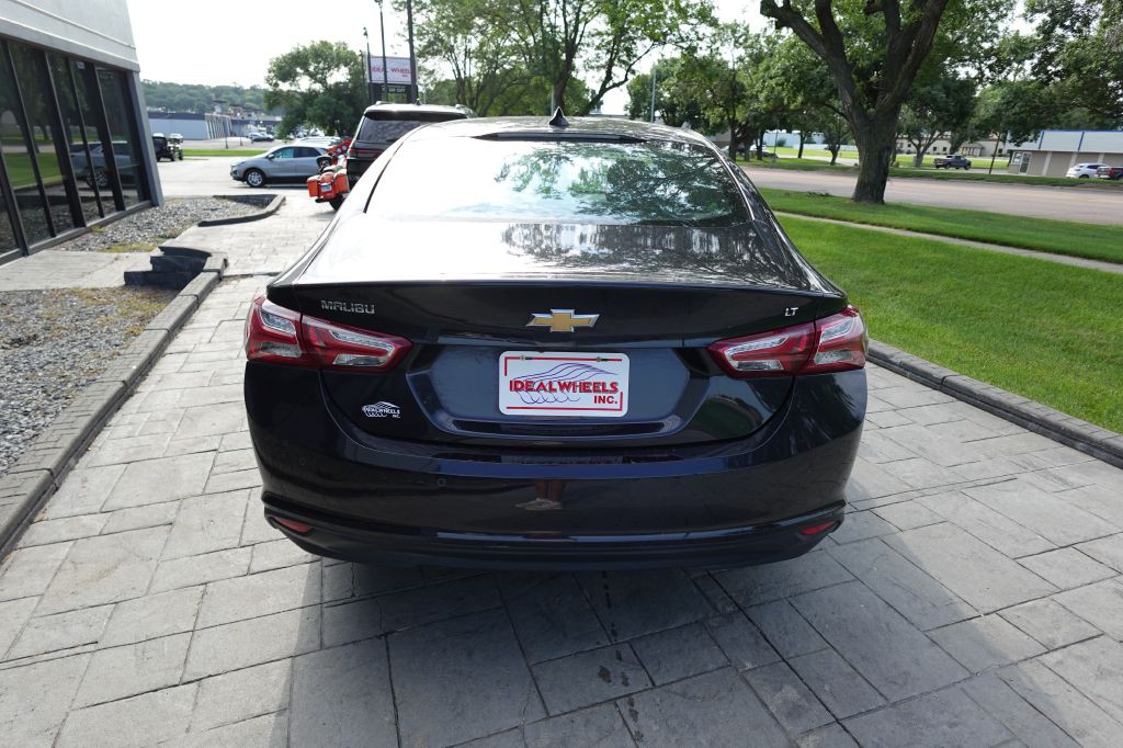 2022 Chevrolet Malibu Image 3