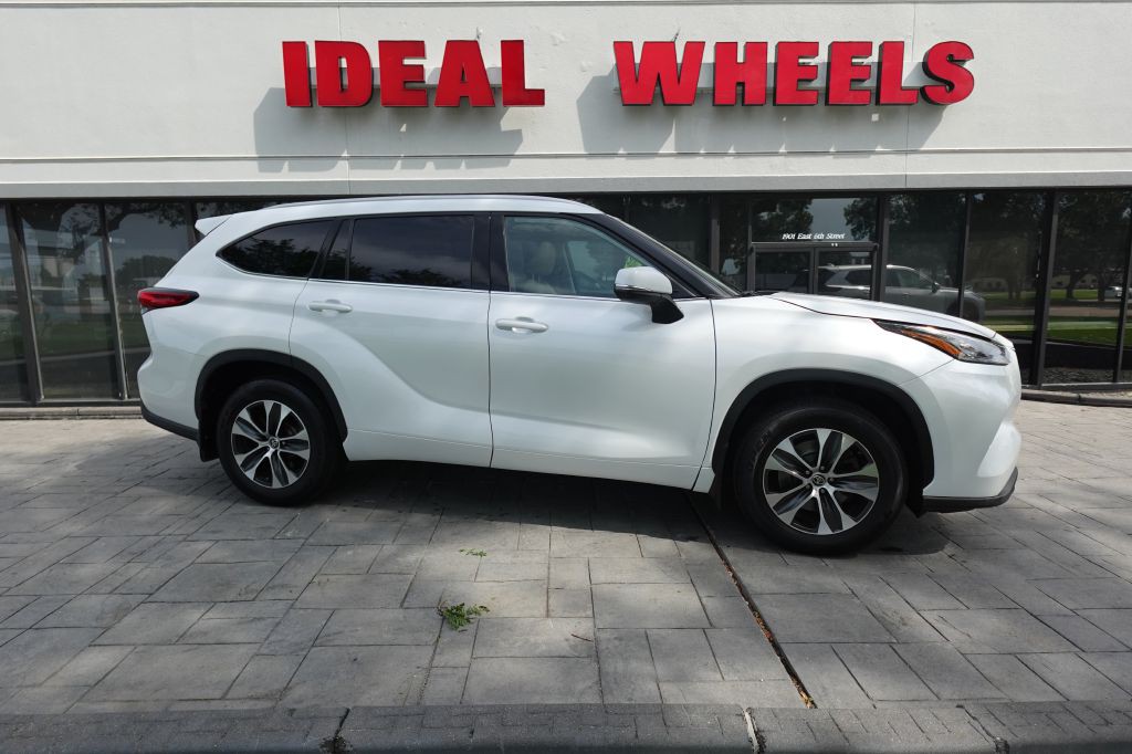 2022 Toyota Highlander Image 1