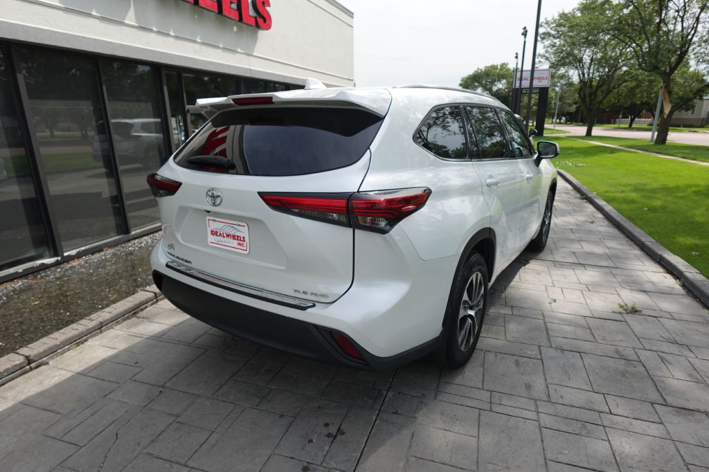 2022 Toyota Highlander Image 2