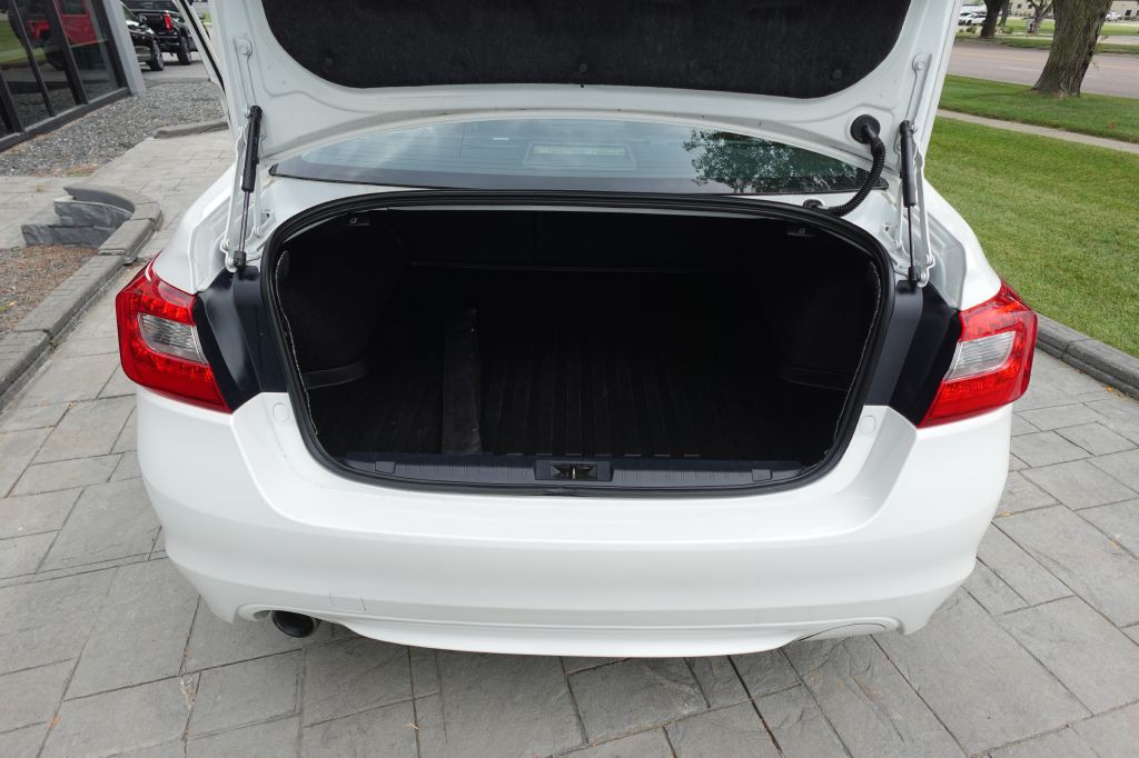 2015 Subaru Legacy Image 11