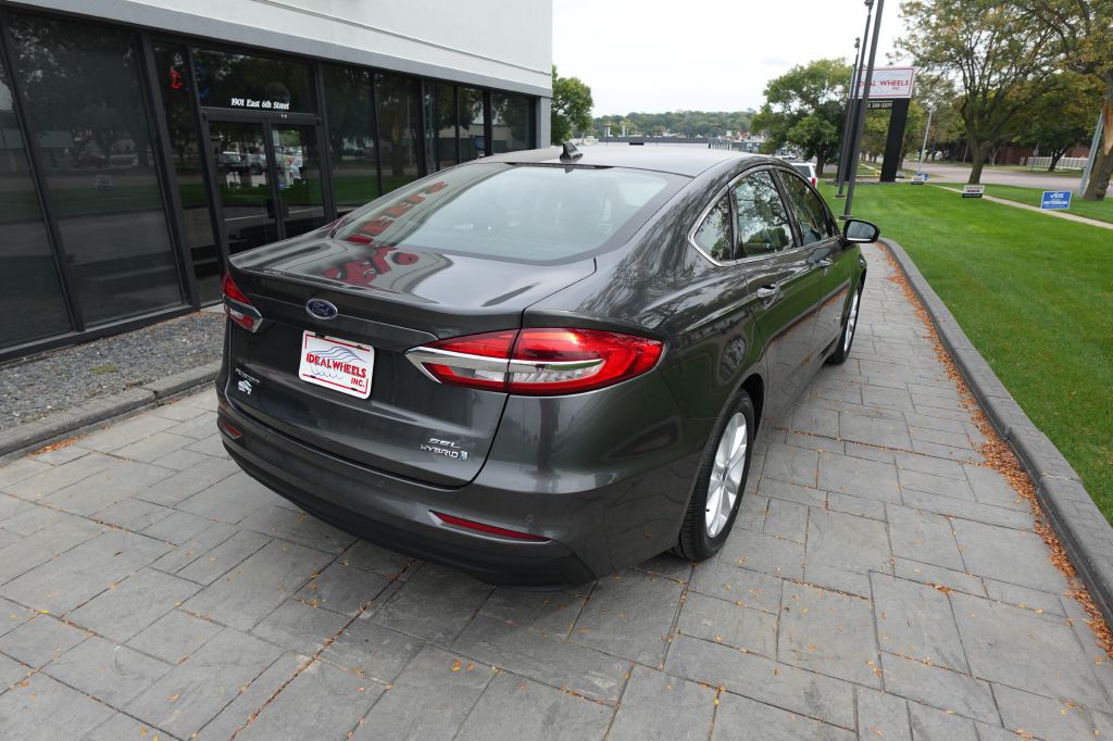 2019 Ford Fusion Image 2