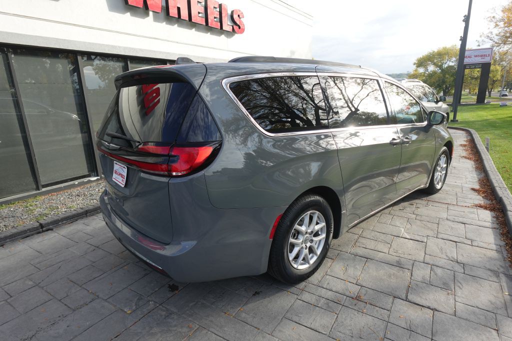 2022 Chrysler Pacifica Image 3