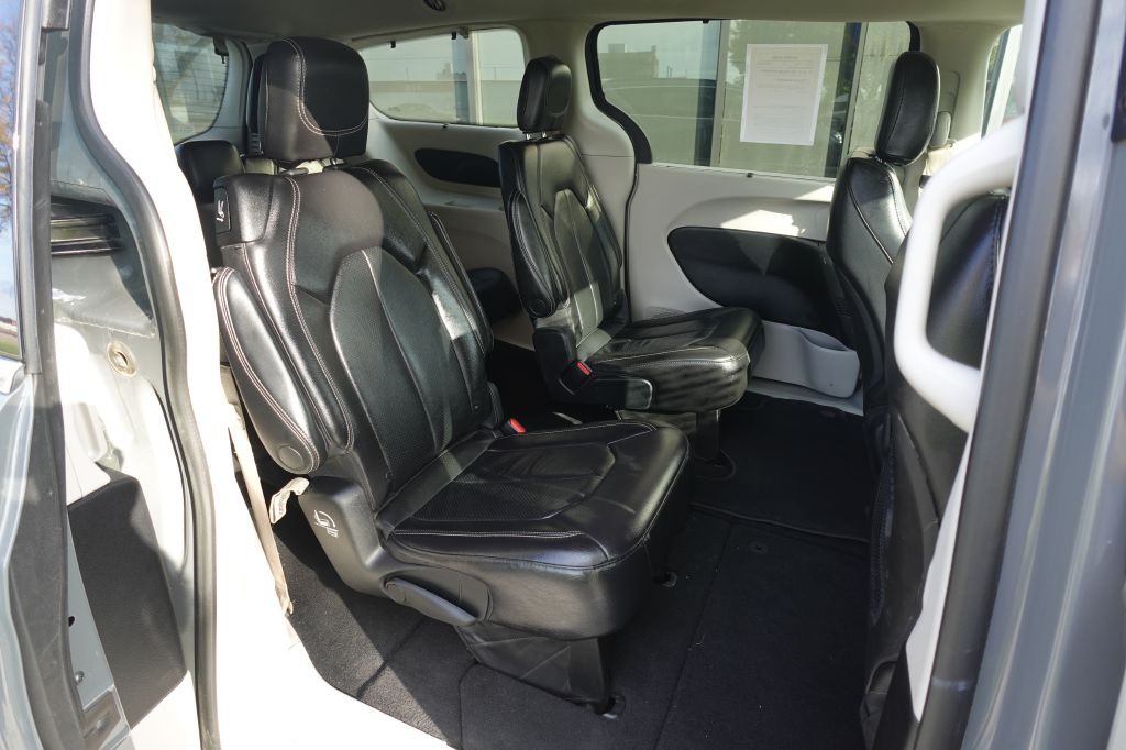 2022 Chrysler Pacifica Image 18