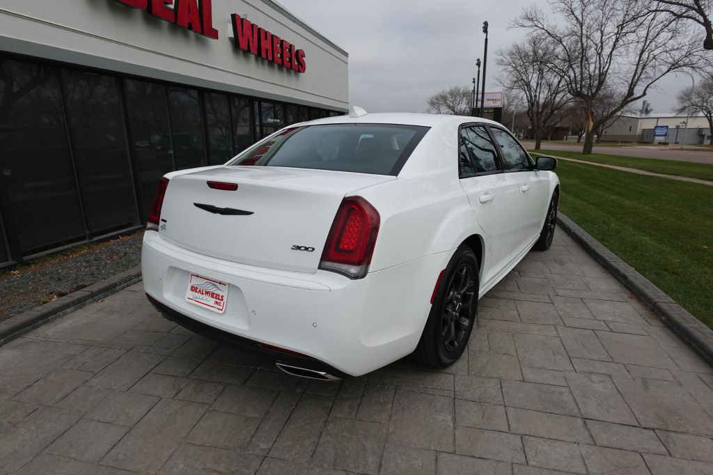 2023 Chrysler 300 Image 2