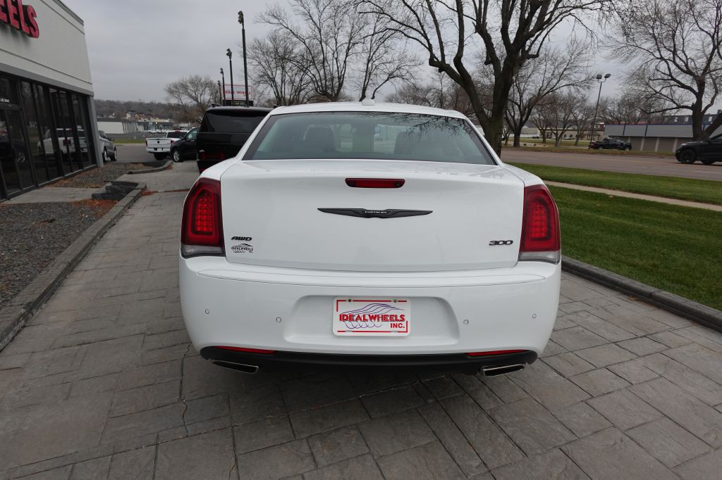 2023 Chrysler 300 Image 3