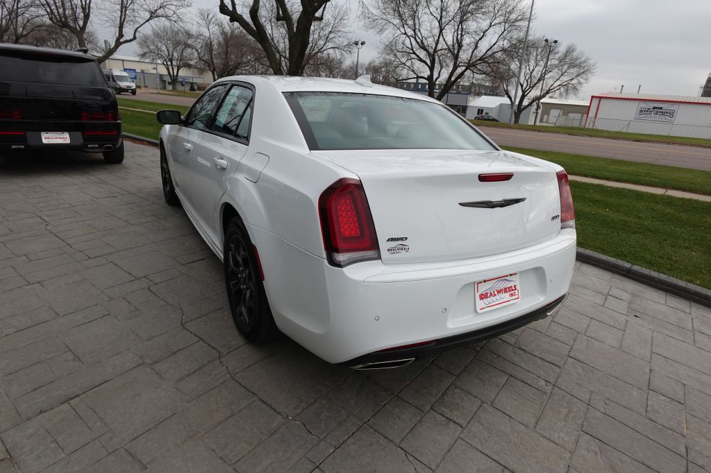 2023 Chrysler 300 Image 4