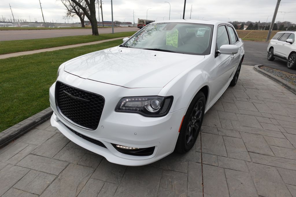 2023 Chrysler 300 Image 6