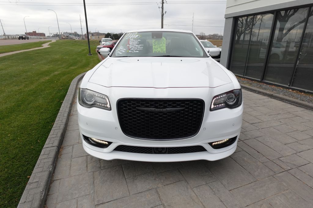 2023 Chrysler 300 Image 7