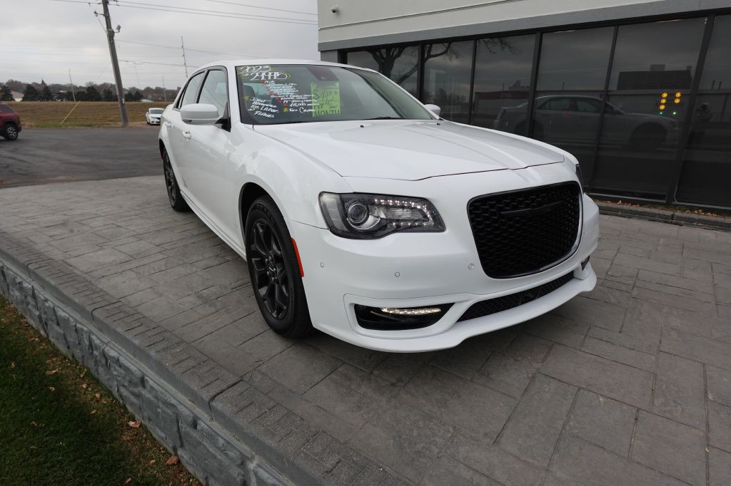 2023 Chrysler 300 Image 8