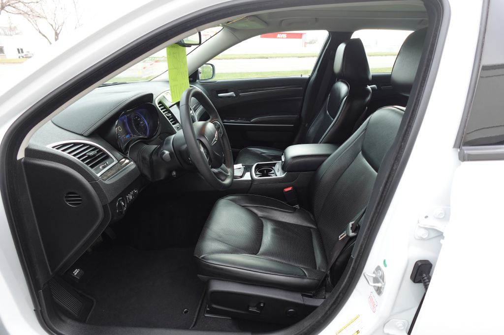 2023 Chrysler 300 Image 9