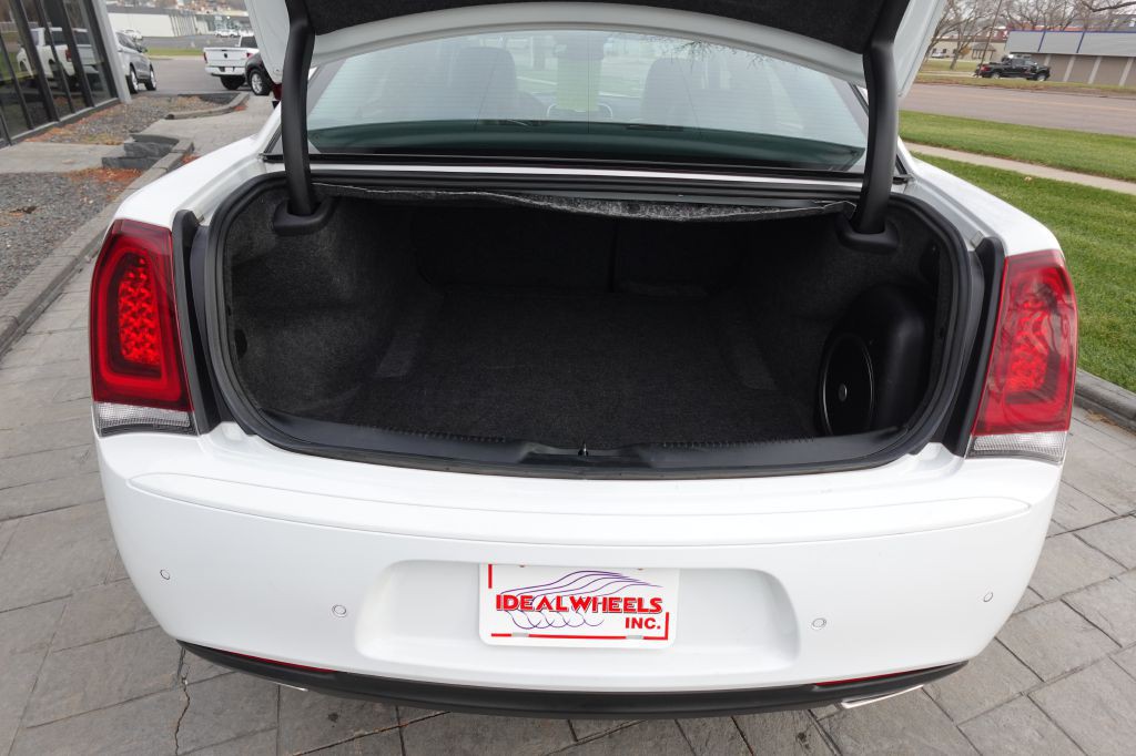 2023 Chrysler 300 Image 11