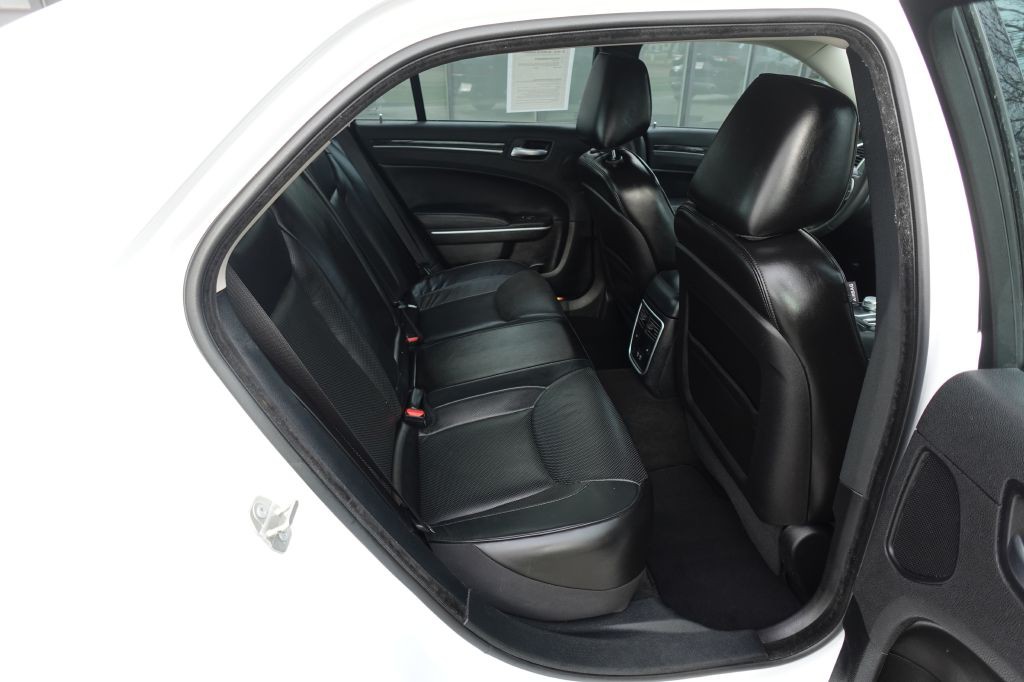 2023 Chrysler 300 Image 12