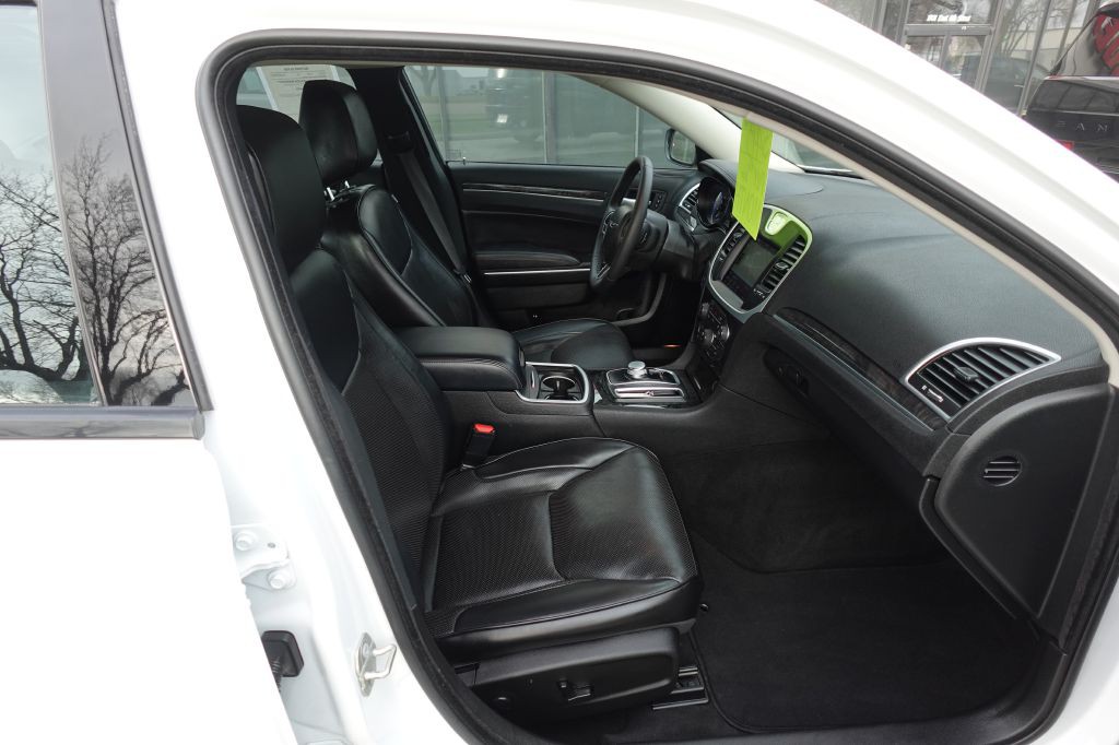 2023 Chrysler 300 Image 13