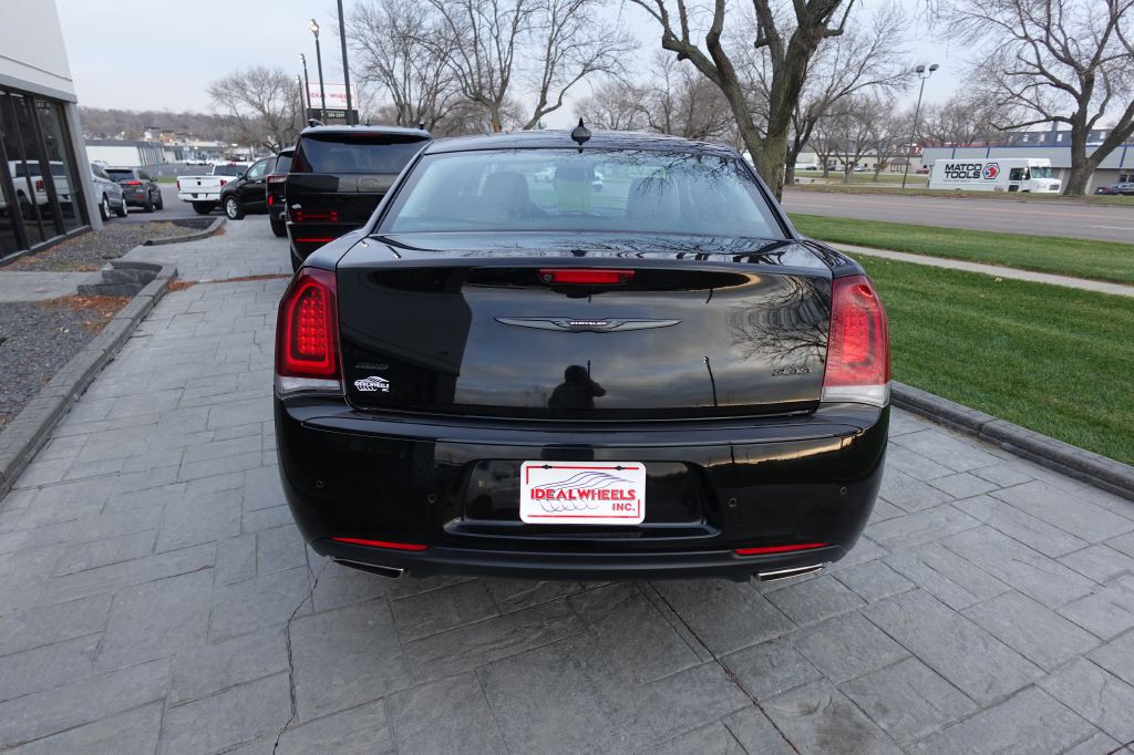 2023 Chrysler 300 Image 3