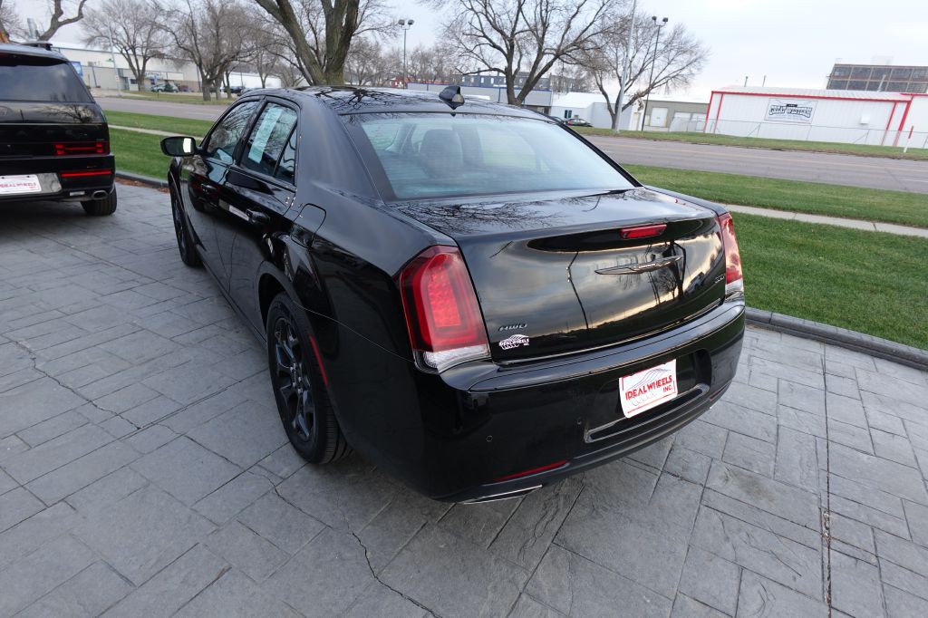 2023 Chrysler 300 Image 4