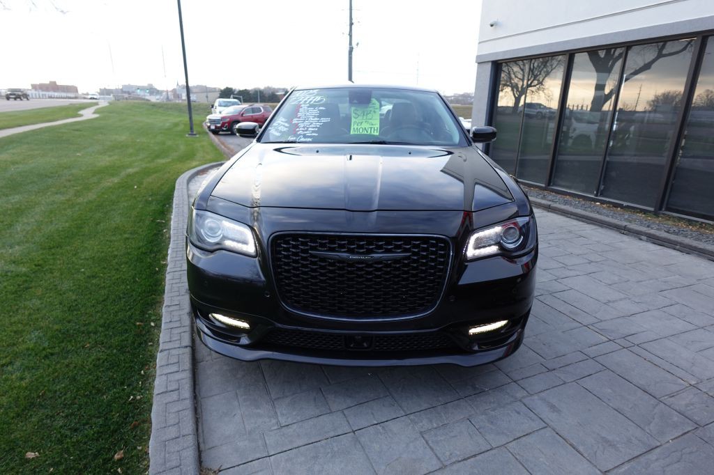 2023 Chrysler 300 Image 7