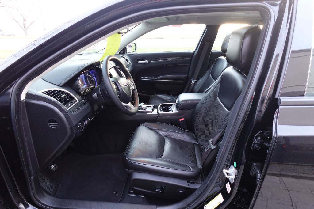 2023 Chrysler 300 Image 9