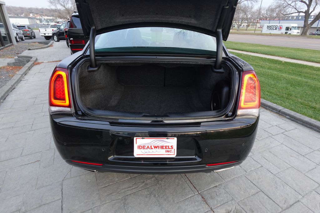 2023 Chrysler 300 Image 11