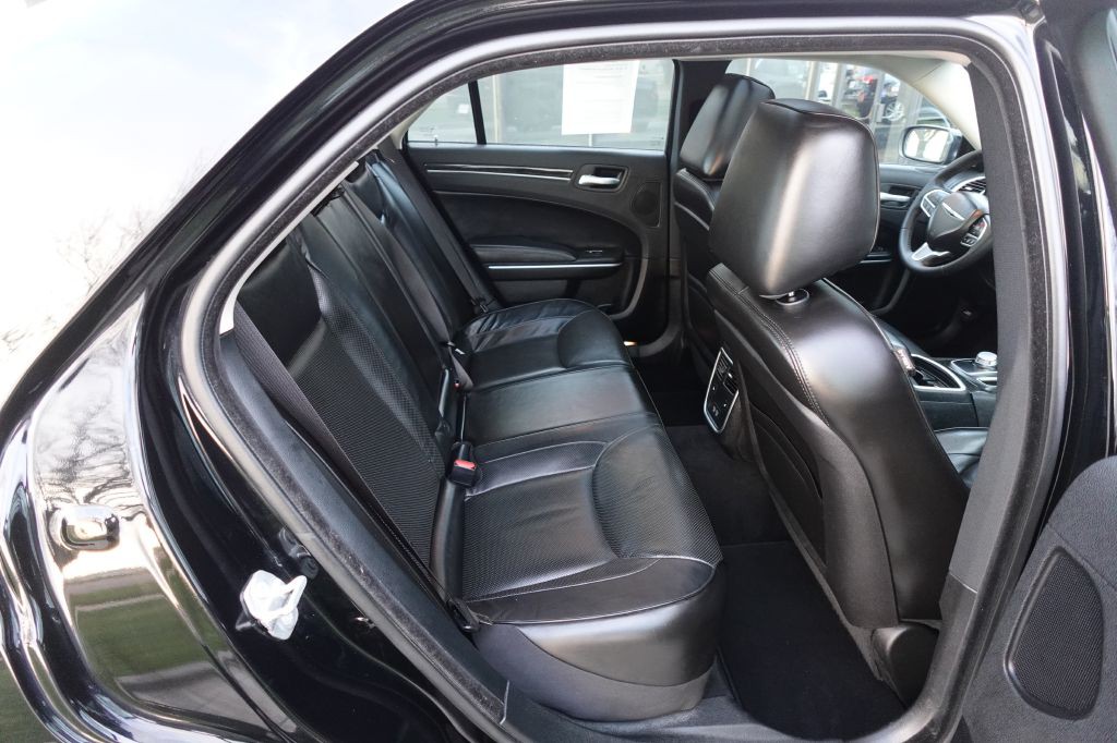 2023 Chrysler 300 Image 12