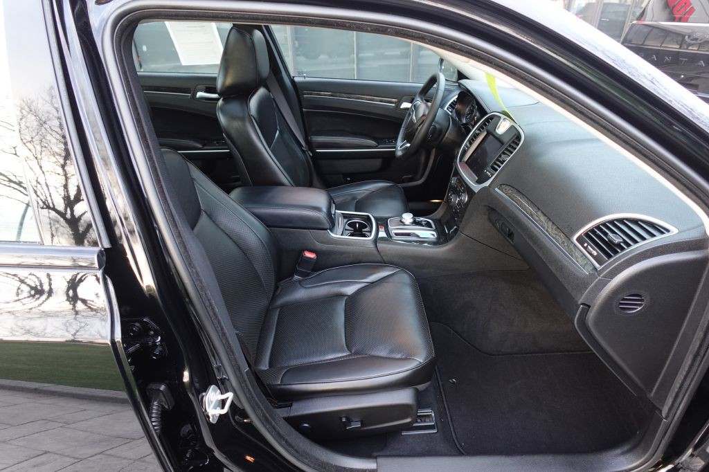 2023 Chrysler 300 Image 13