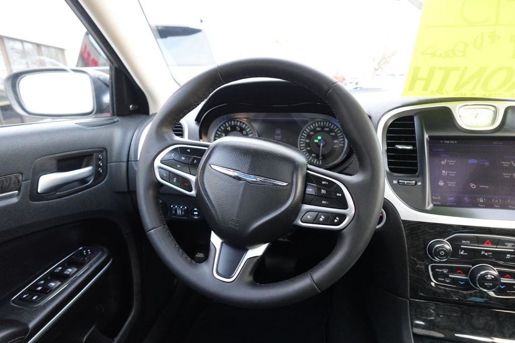 2023 Chrysler 300 Image 15