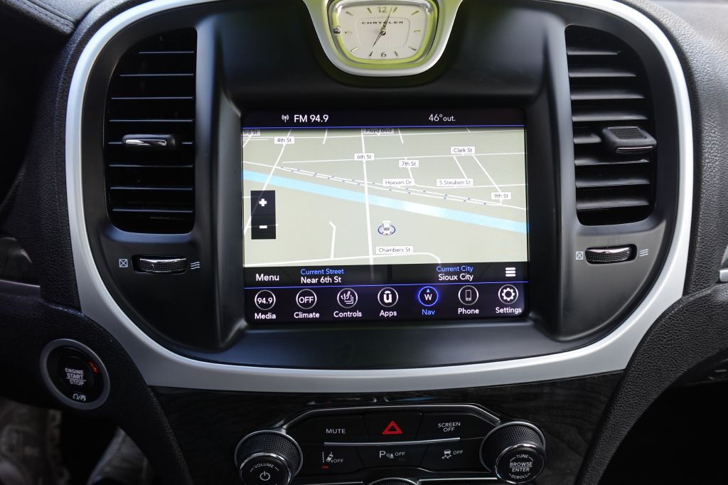 2023 Chrysler 300 Image 18