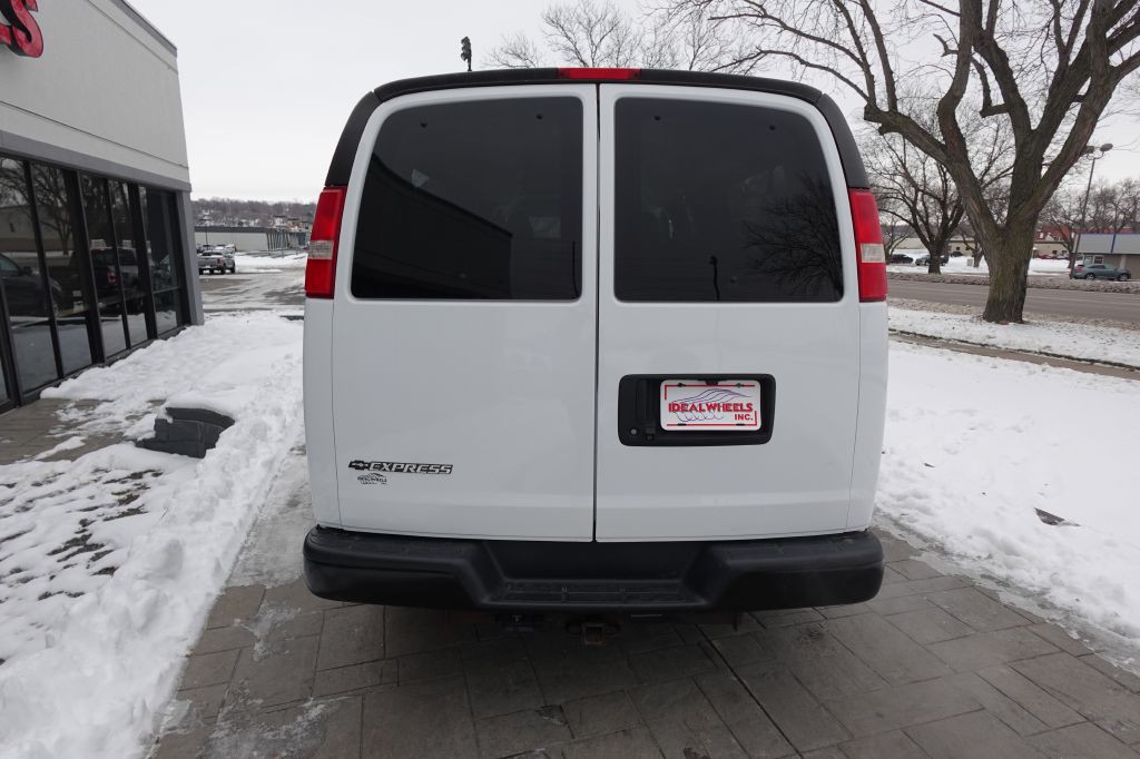 2018 Chevrolet Express Image 3