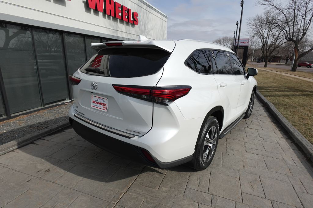 2022 Toyota Highlander Image 2