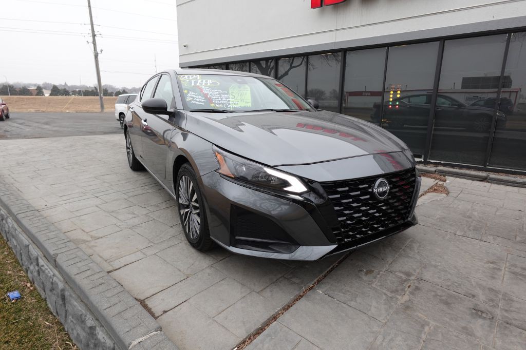 2024 Nissan Altima Image 8