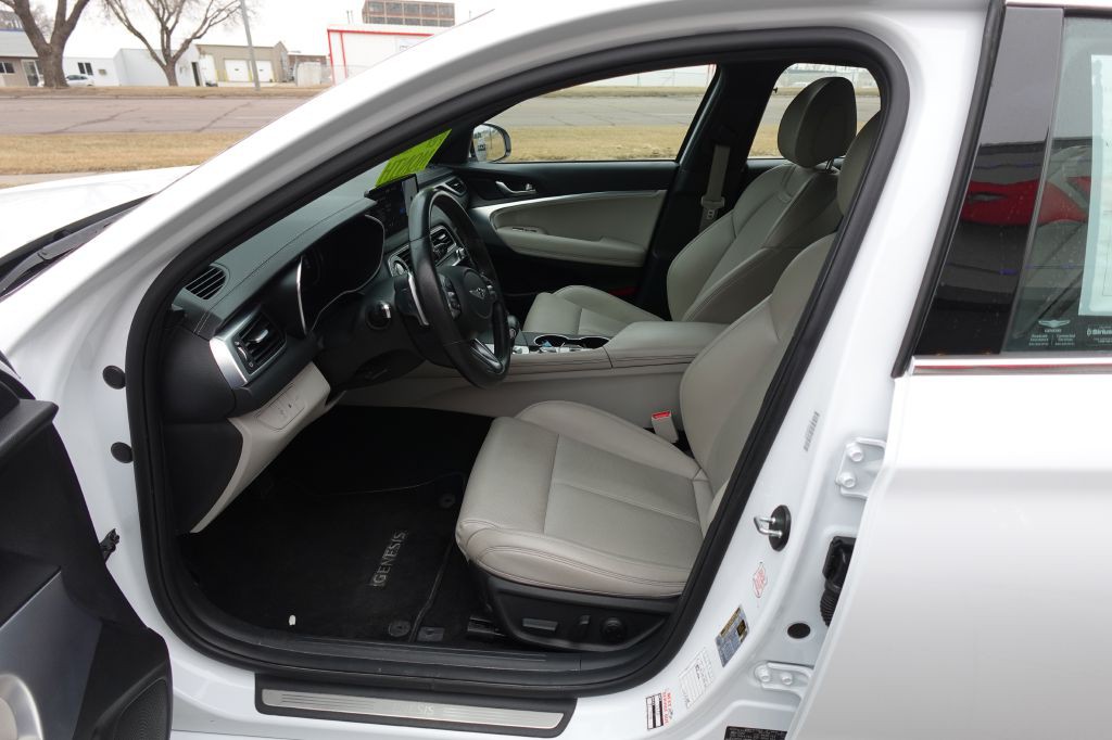 2023 Genesis G70 Image 9