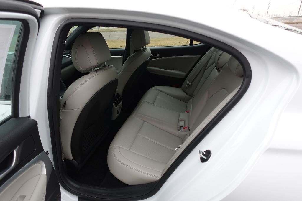 2023 Genesis G70 Image 10
