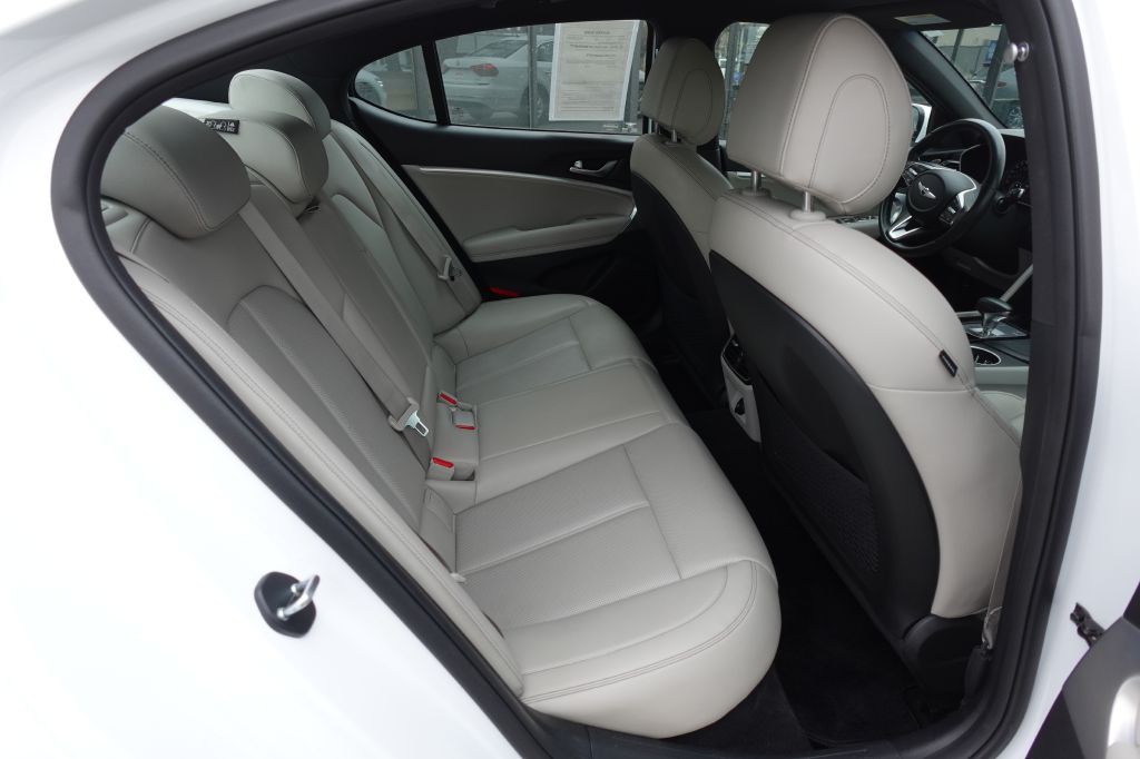 2023 Genesis G70 Image 12