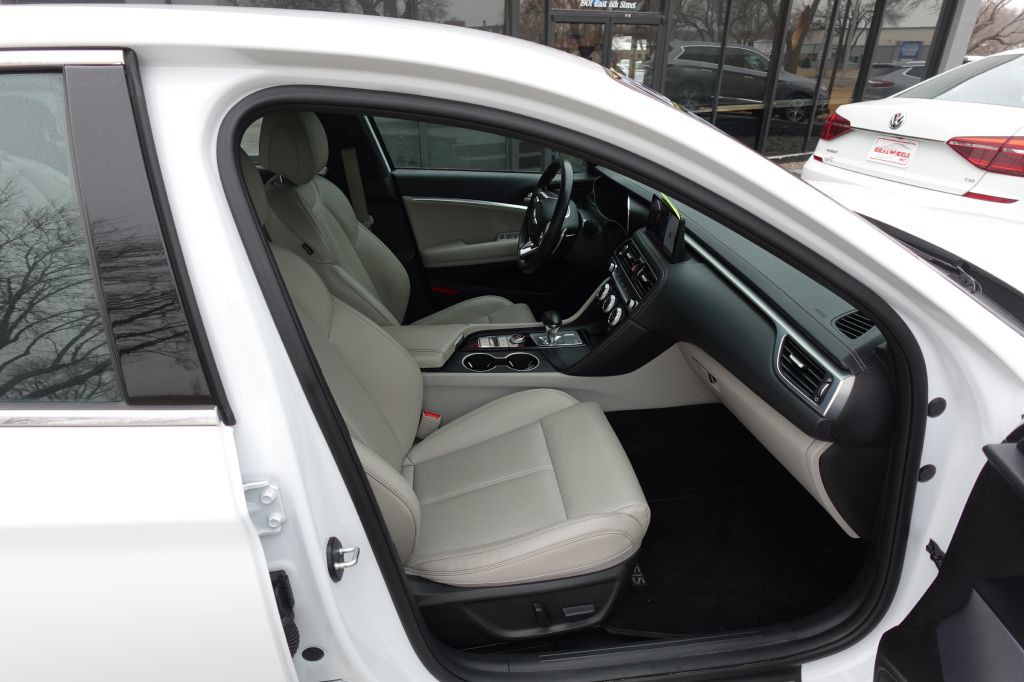 2023 Genesis G70 Image 13