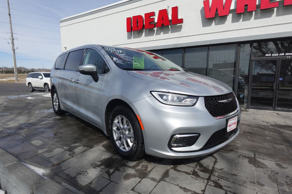 2023 Chrysler Pacifica Image 2