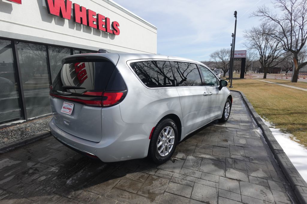 2023 Chrysler Pacifica Image 3