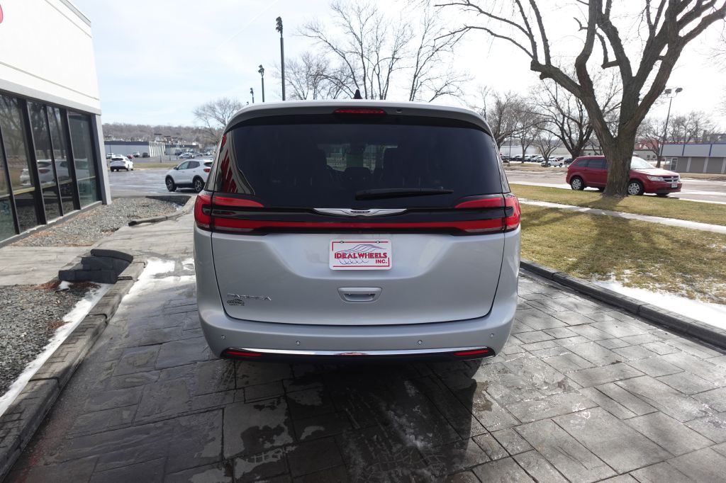 2023 Chrysler Pacifica Image 4