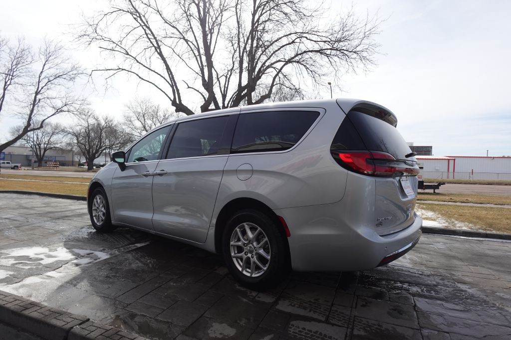 2023 Chrysler Pacifica Image 5