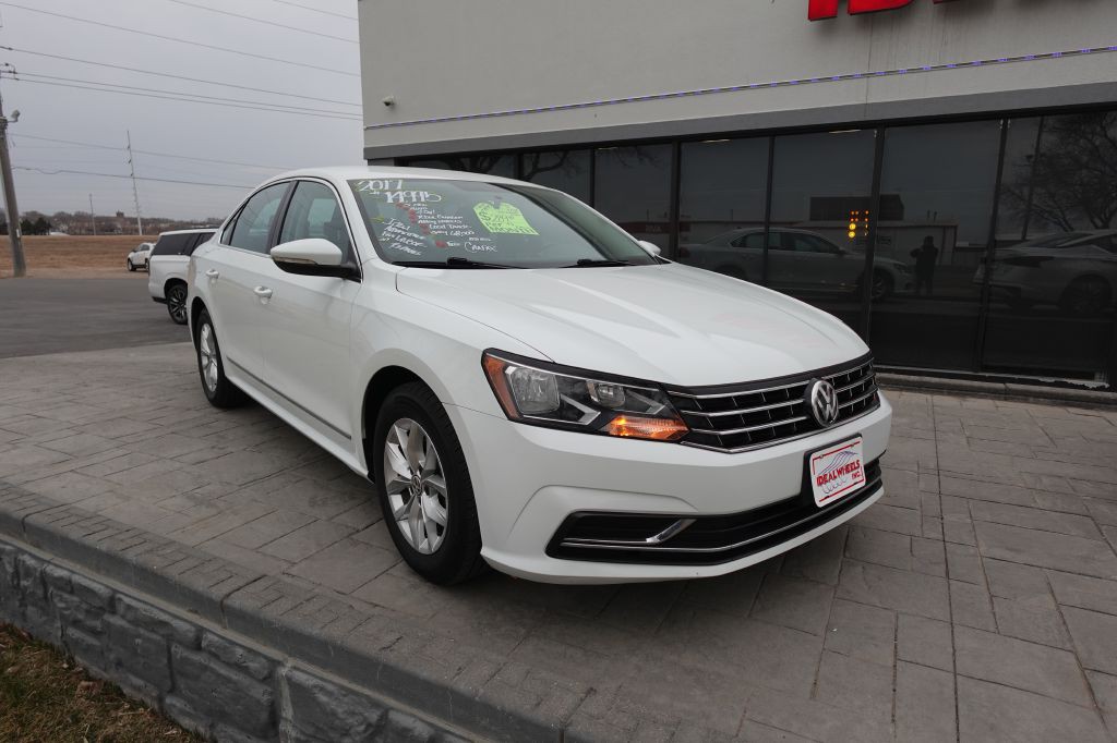 2017 Volkswagen Passat Image 2