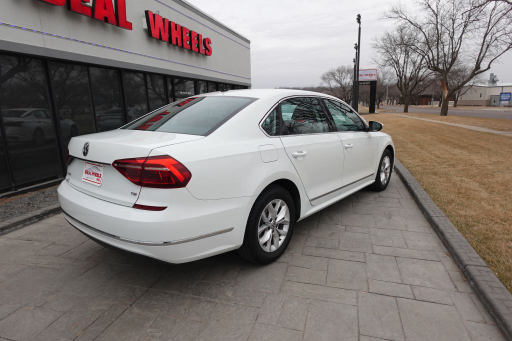 2017 Volkswagen Passat Image 3