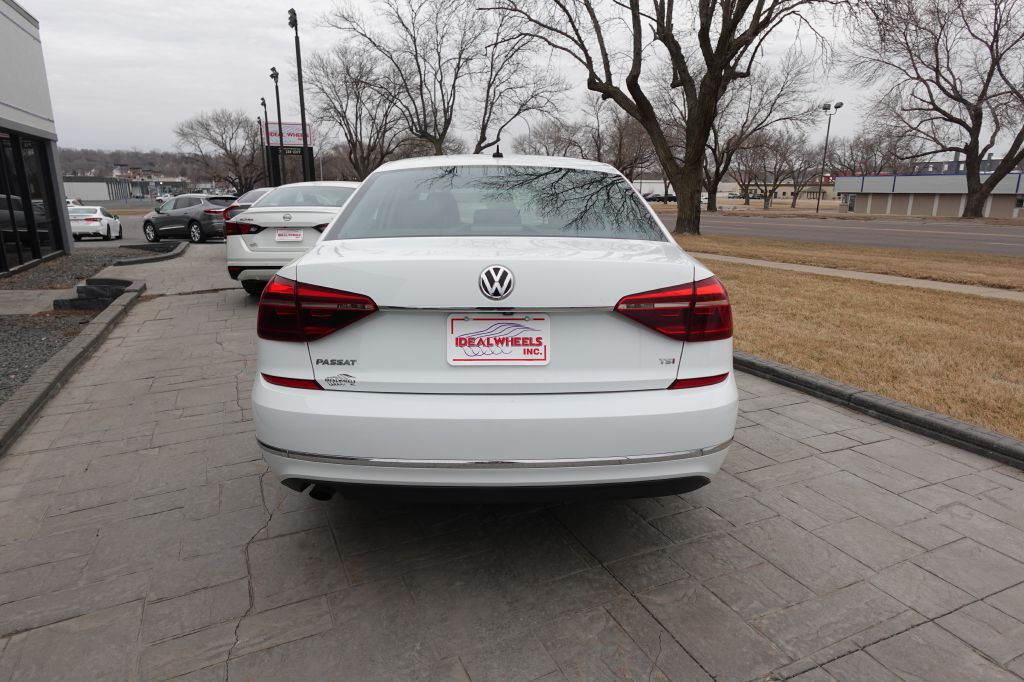 2017 Volkswagen Passat Image 4