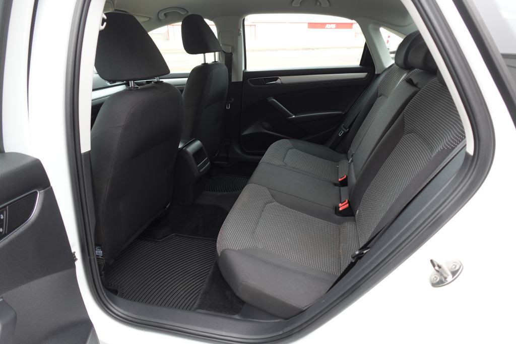 2017 Volkswagen Passat Image 14