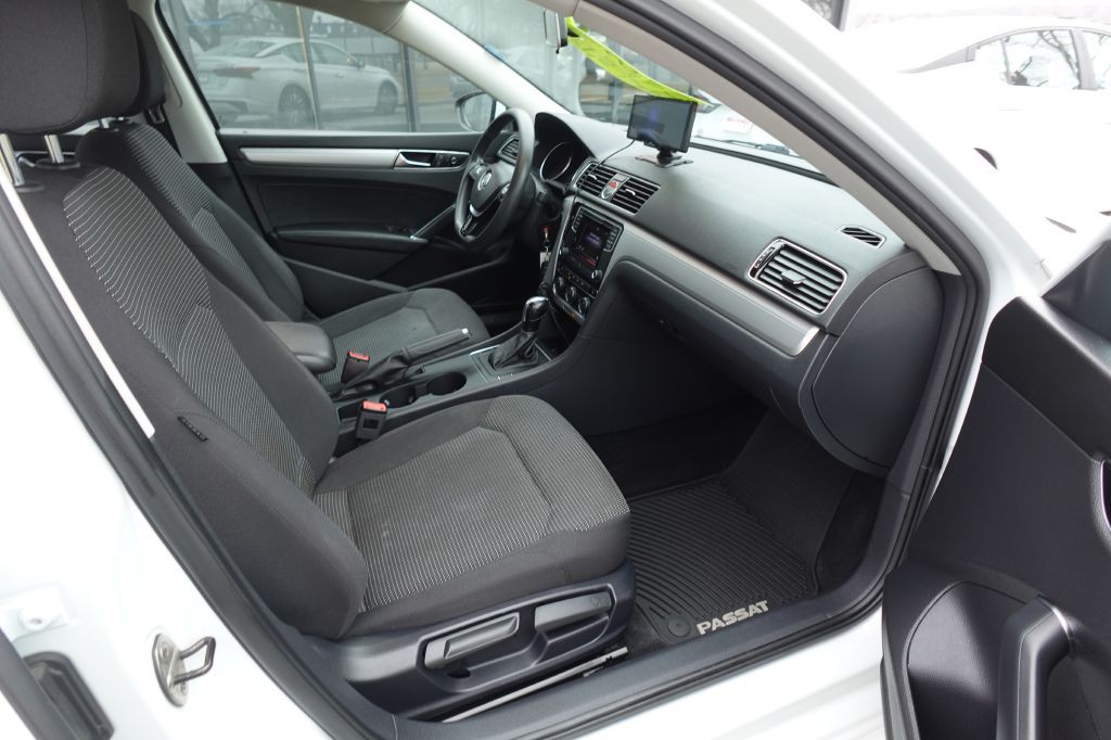 2017 Volkswagen Passat Image 17