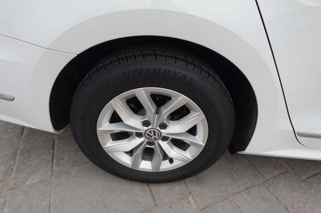 2017 Volkswagen Passat Image 18